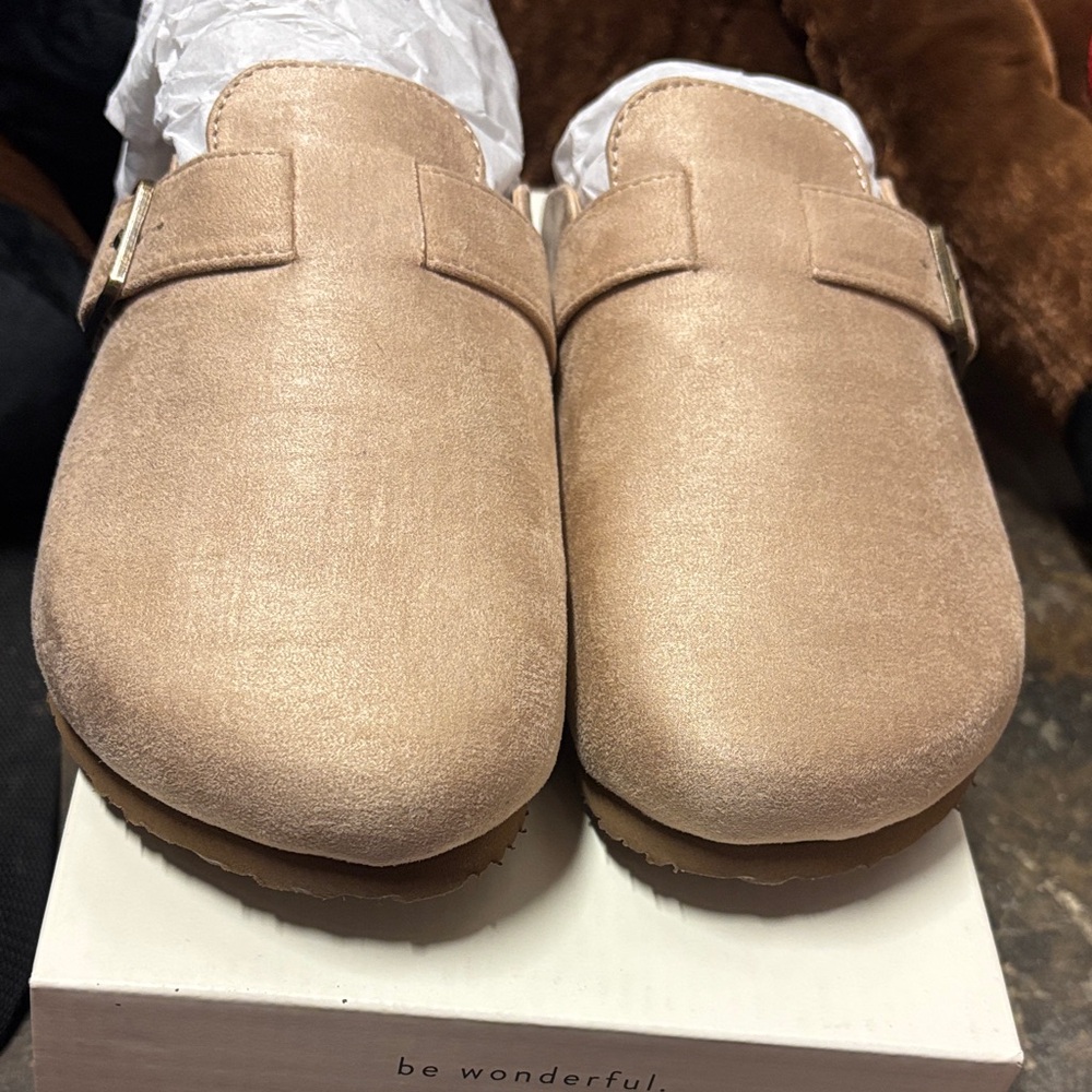 Wonderfly Sand Slip-On Clogs
